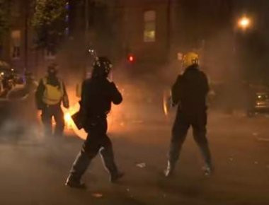 Λονδίνο: Eπεισόδια αργά την νύχτα για θάνατο νεαρού από αστυνομική βία (βίντεο)